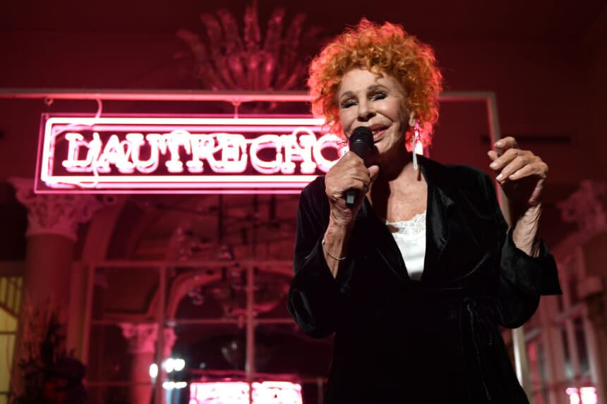 Ornella Vanoni actúa durante el cóctel de inauguración de la boutique L'Autrechose el 21 de septiembre de 2019 en Milán, Italia. (Jacopo Raule/Getty Images para L'Autrechose)