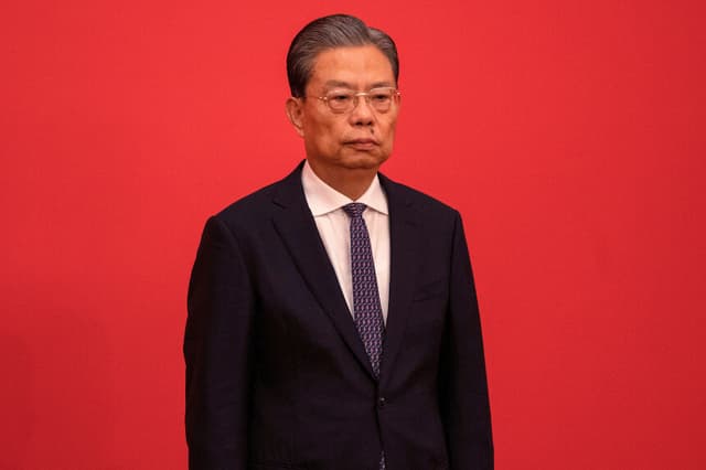 El miembro del Comité Permanente Zhao Leji aparece en una rueda de prensa con miembros del nuevo Comité Permanente del Buró Político del Partido Comunista Chino y periodistas chinos y extranjeros en el Gran Salón del Pueblo el 23 de octubre de 2022 en Pekín, China. (Foto de Kevin Frayer/Getty Images)