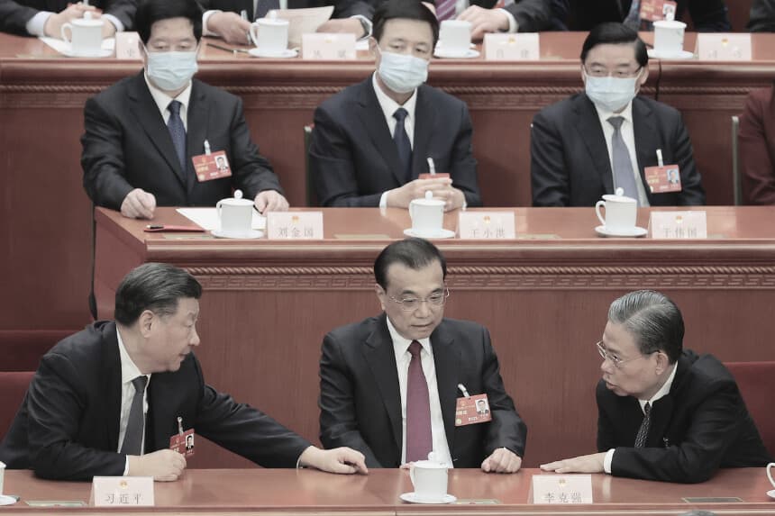 El presidente de China, Xi Jinping (izquierda), habla con el ex primer ministro Li Keqiang (centro) y el presidente de la Asamblea Popular Nacional, Zhao Leji (derecha), durante la cuarta sesión plenaria de la Asamblea Popular Nacional el 11 de marzo de 2023 en Beijing, China. (Foto de Lintao Zhang/Getty Images)
