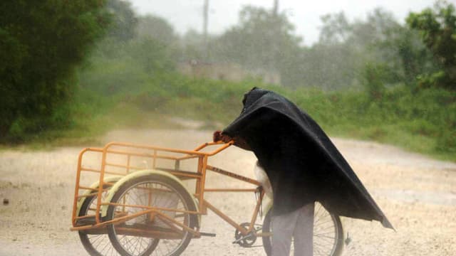 Un vendedor ambulante intenta caminar contra los fuertes vientos del huracán Isidore el 23 de septiembre de 2002 en Mérida, México. (Susana González/Getty Images)