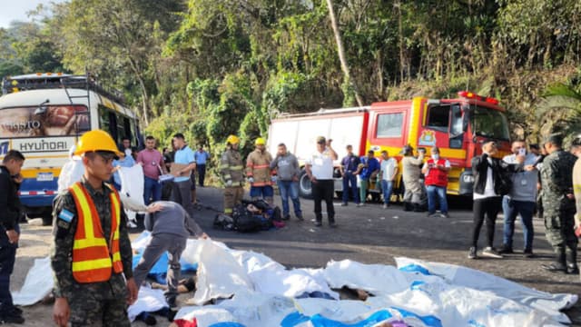 Imagen ilustrativa - Los equipos de rescate atienden a las víctimas de un choque entre dos autobuses que dejó varios muertos, en Honduras, el 28 de febrero de 2024. (STRINGER/AFP vía Getty Images)