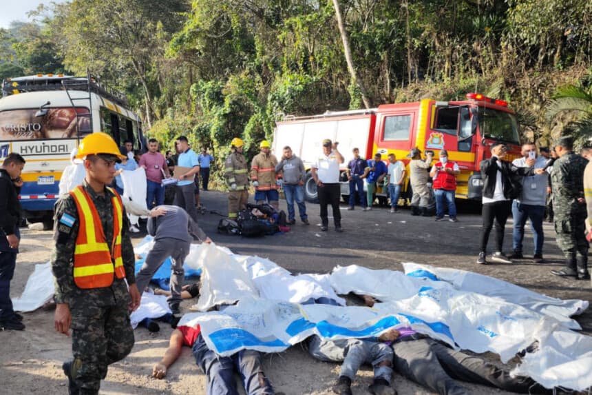Imagen ilustrativa - Los equipos de rescate atienden a las víctimas de un choque entre dos autobuses que dejó varios muertos, en Honduras, el 28 de febrero de 2024. (STRINGER/AFP vía Getty Images)
