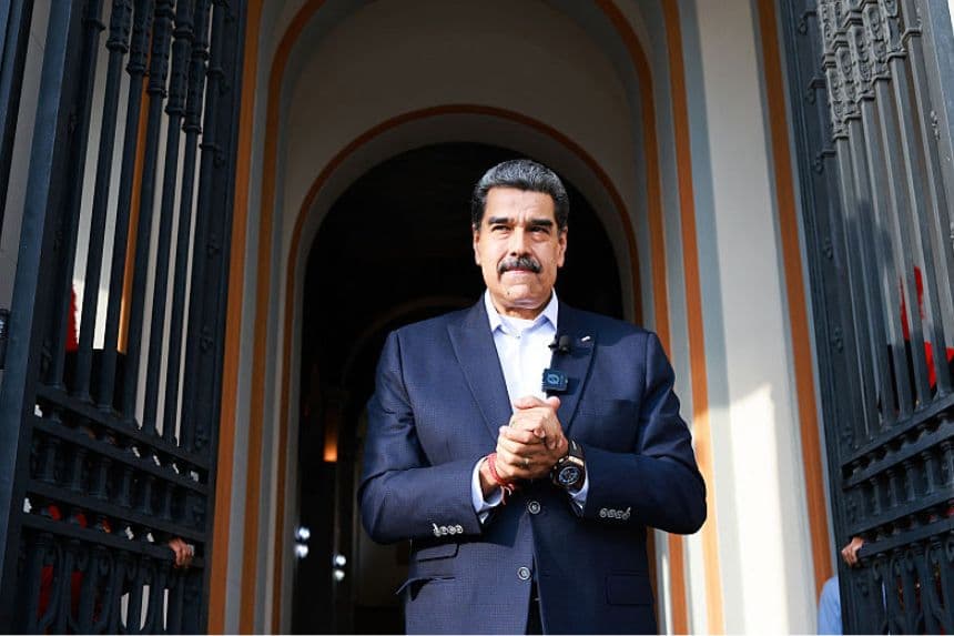 Esta fotografía cedida por la presidencia venezolana muestra al mandatario Nicolás Maduro gesticulando durante un programa oficial de televisión en Caracas, el 27 de octubre de 2025. (MARCELO GARCÍA/Presidencia venezolana/AFP a través de Getty Images)
