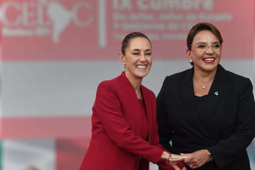 La presidenta de Honduras, Xiomara Castro (derecha), saluda a la presidenta de México, Claudia Sheinbaum, a su llegada a la IX Cumbre de Estados Latinoamericanos y Caribeños (CELAC), celebrada en el Banco Central de Honduras (BCH) en Tegucigalpa el 9 de abril de 2025. (ORLANDO SIERRA/AFP vía Getty Images)