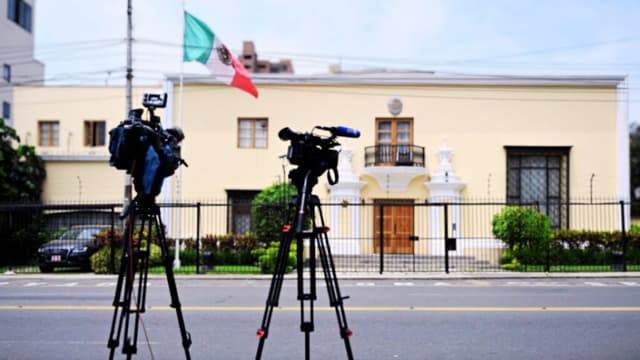 Embajada mexicana en Lima el 20 de diciembre de 2022. (ERNESTO BENAVIDES/AFP vía Getty Images)