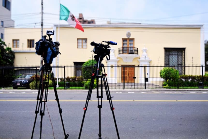 Embajada mexicana en Lima el 20 de diciembre de 2022. (ERNESTO BENAVIDES/AFP vía Getty Images)