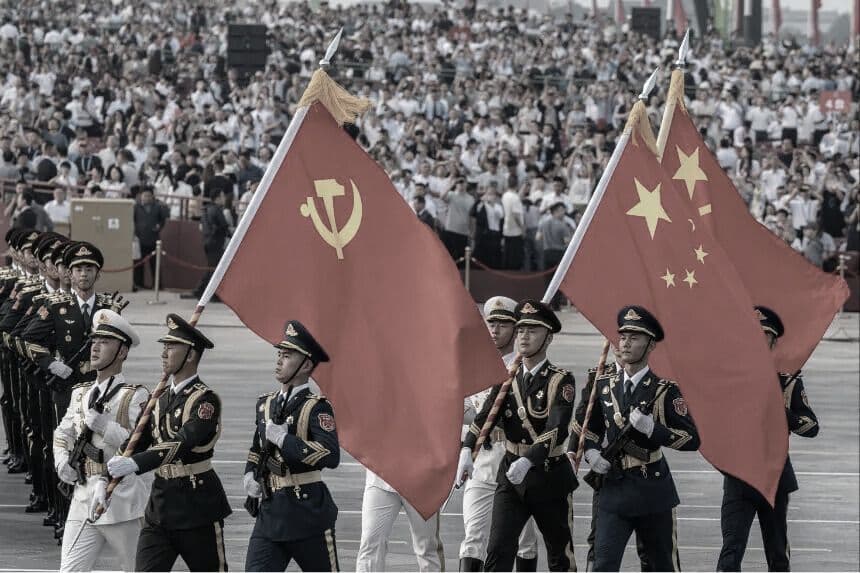 Soldados chinos desfilan con la bandera nacional, la bandera del Partido Comunista de China y la del Ejército Popular de Liberación el 3 de septiembre de 2025, en la plaza de Tiananmen, en Beijing (China), (Kevin Frayer/Getty Images)