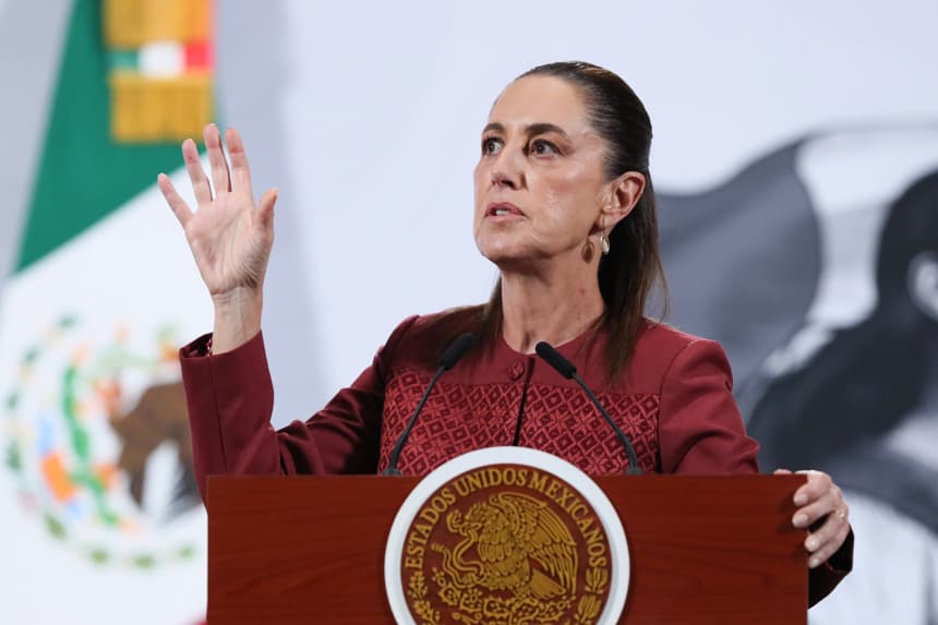 La presidenta de México, Claudia Sheinbaum, habla en una rueda de prensa este lunes, en el Palacio Nacional de la Ciudad de México (EFE/ Mario Guzmán)