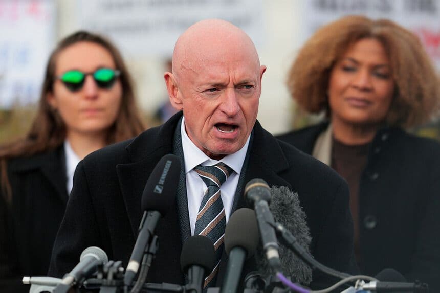 El senador estadounidense Mark Kelly (R-AZ) habla durante una conferencia de prensa sobre los "archivos Epstein" frente al Capitolio de Estados Unidos el 18 de noviembre de 2025 en Washington, DC. (Heather Diehl/Getty Images)