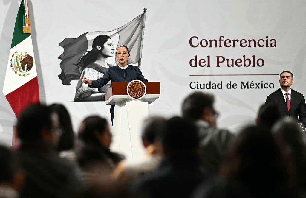 La presidenta de México, Claudia Sheinbaum, habla mientras el secretario de Seguridad y Protección Ciudadana de México, Omar García Harfuch, observa, durante su conferencia de prensa en el Palacio Nacional en la Ciudad de México el 3 de noviembre de 2025. (Foto de CARL DE SOUZA/AFP vía Getty Images)