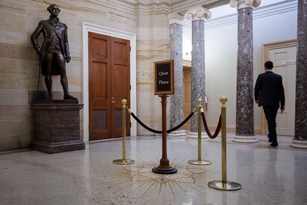 Un miembro del personal camina fuera de la Antigua Cámara del Senado el 5 de noviembre de 2025 en el Capitolio de Washington, D.C., días después del cierre gubernamental más largo del gobierno estadounidense, de 36 días. (Foto de Tom Brenner/Getty Images)