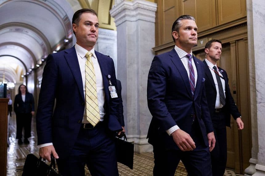 El secretario de Guerra de los Estados Unidos, Pete Hegseth, abandona el Capitolio tras una reunión a puerta cerrada con legisladores y el secretario de Estado de los Estados Unidos, Marco Rubio, el 5 de noviembre de 2025 en Capitol Hill, Washington, D. C. La administración Trump sigue llevando a cabo ataques militares contra barcos en aguas internacionales, y el presidente Trump ha sugerido recientemente que es posible que se emprendan acciones militares contra Venezuela y Nigeria. (Tom Brenner/Getty Images)