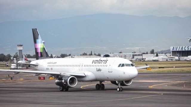 Fotografía de archivo que muestra un avión de la aerolínea Volaris, en el Aeropuerto Internacional Benito Juárez de la Ciudad de México (EFE/Sáshenka Gutiérrez)