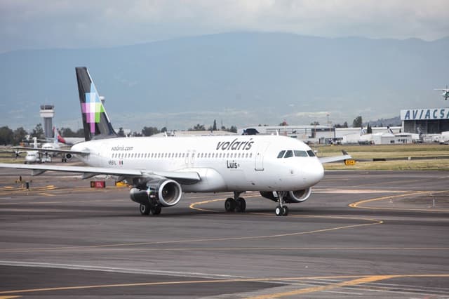 Pilotos mexicanos reclaman que permitir a extranjeros volar en Volaris es inconstitucional