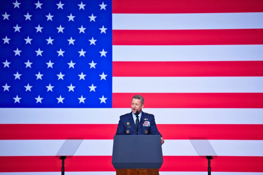 El presidente del Estado Mayor Conjunto de los Estados Unidos, el general de la Fuerza Aérea Dan Caine, habla mientras los altos mandos militares se reúnen en la base del Cuerpo de Marines de Quantico el 30 de septiembre de 2025 en Quantico, Virginia. El presidente Donald Trump y el secretario de Defensa Pete Hegseth hablarán el martes en una reunión excepcional de cientos de altos mandos militares estadounidenses convocados, sin explicación pública, de todo el mundo para reunirse en una base cerca de Washington. (Foto de Andrew Harnik / POOL / AFP) (Foto de ANDREW HARNIK/POOL/AFP a través de Getty Images).