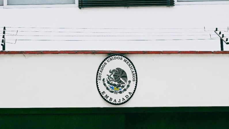 Premier peruano dijo que "no es posible" ingresar a la Embajada de México en Lima