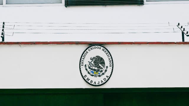 Esta imagen muestra el logotipo de la Embajada de México en la fachada de una residencia en Lima el 4 de noviembre de 2025. El 3 de noviembre de 2025, el Gobierno de Perú anunció que había roto relaciones diplomáticas con México por conceder asilo a la ex primera ministra Betssy Chávez, investigada como coautora del presunto intento de golpe de Estado de 2022 por parte del entonces presidente Pedro Castillo. (ERNESTO BENAVIDES/AFP vía Getty Images)