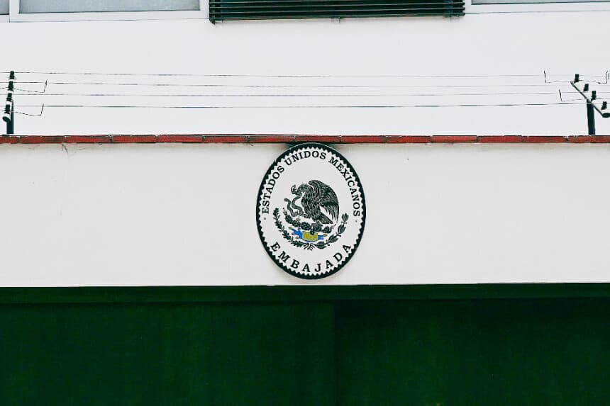 Esta imagen muestra el logotipo de la Embajada de México en la fachada de una residencia en Lima el 4 de noviembre de 2025. El 3 de noviembre de 2025, el Gobierno de Perú anunció que había roto relaciones diplomáticas con México por conceder asilo a la ex primera ministra Betssy Chávez, investigada como coautora del presunto intento de golpe de Estado de 2022 por parte del entonces presidente Pedro Castillo. (ERNESTO BENAVIDES/AFP vía Getty Images)