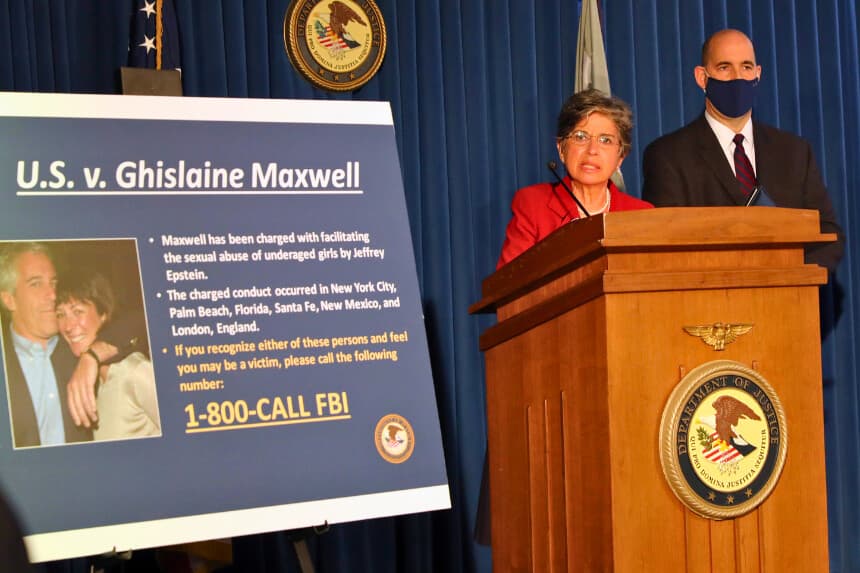NUEVA YORK, NUEVA YORK - 2 DE JULIO: La fiscal federal interina del Distrito Sur de Nueva York, Audrey Strauss, habla con los medios de comunicación en una rueda de prensa para anunciar la detención de Ghislaine Maxwell, la novia desde hace mucho tiempo y presunta cómplice del fallecido traficante sexual Jeffrey Epstein, el 2 de julio de 2020 en la ciudad de Nueva York. Maxwell, miembro de la alta sociedad británica e hija de Robert Maxwell, fue detenida en New Hampshire el jueves por la mañana y será acusada por los fiscales federales de Nueva York de seis cargos relacionados con la investigación federal en curso sobre los cómplices de Epstein. (Foto de Spencer Platt/Getty Images).