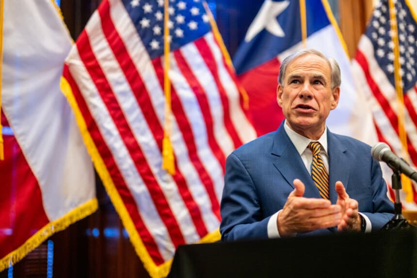 AUSTIN, TEXAS - 15 DE AGOSTO: El gobernador de Texas, Greg Abbott, habla durante una rueda de prensa en el Capitolio estatal el 15 de agosto de 2025 en Austin, Texas. El gobernador de Texas, Greg Abbott, y la secretaria de Agricultura de Estados Unidos, Brooke Rollins, celebraron una rueda de prensa para hablar sobre el reciente aumento de las amenazas que plantea la enfermedad del gusano barrenador del Nuevo Mundo. (Foto de Brandon Bell/Getty Images).