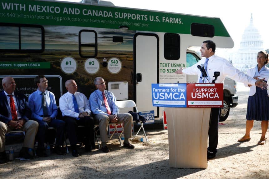El representante Henry Cuellar (D-TX) pronuncia un discurso mientras otros representantes del Congreso observan durante una reunión a favor de la aprobación del acuerdo comercial USMCA, el 12 de septiembre de 2019 en Washington, D. C. (Tom Brenner/Getty Images)