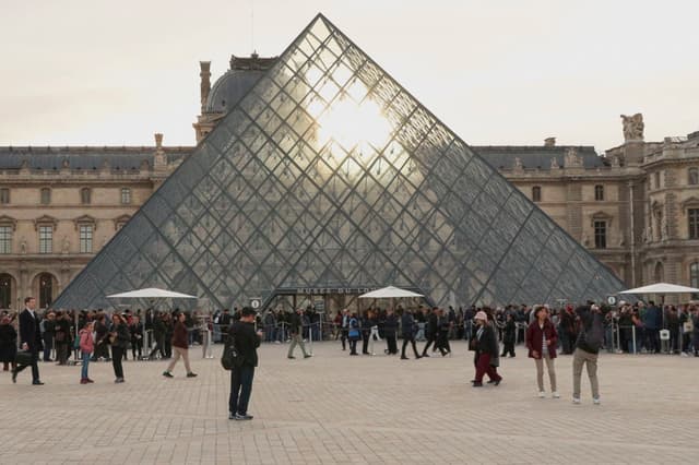 Fiscalía de París confirma un total de cuatro nuevas detenciones por el robo del Louvre