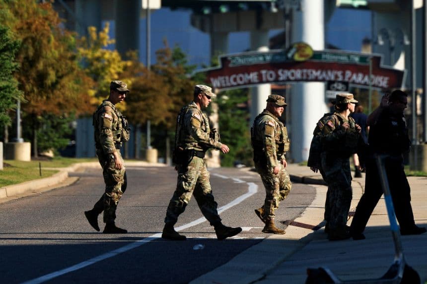 Miembros de la Guardia Nacional patrullan frente a Bass Pro Shops el 11 de octubre de 2025 en Memphis, Tennessee. (Brett Carlsen/Getty Images)