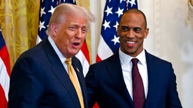 El secretario de Vivienda, Scott Turner (derecha), con el presidente Donald Trump en Washington, el 22 de julio de 2025. (Andrew Caballero-Reynolds/AFP vía Getty Images)