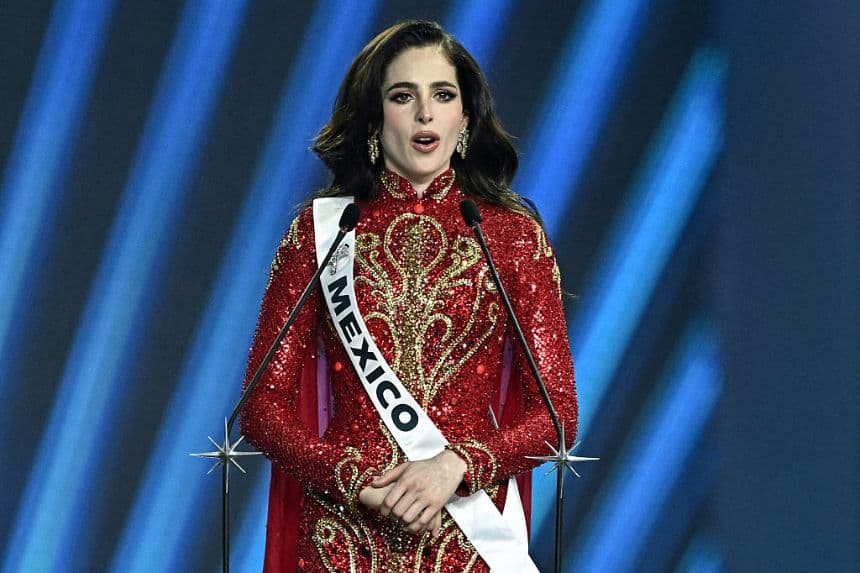 La Miss México Fátima Bosch habla en el escenario antes de que se anuncie la ganadora del certamen Miss Universo 2025 en Nonthaburi, al norte de Bangkok, el 21 de noviembre de 2025. (LILLIAN SUWANRUMPHA/AFP vía Getty Images)