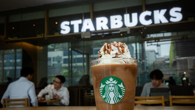 BANGKOK, TAILANDIA - 20 DE NOVIEMBRE: Un frappuccino de menta y moca en Starbucks, en el centro comercial CentralWorld, el 20 de noviembre de 2025 en Bangkok, Tailandia. Las cadenas internacionales de café como Starbucks, Tim Hortons y The Coffee Club se están expandiendo rápidamente por Asia, con sucursales en las principales ciudades y centros comerciales, mientras las marcas globales compiten por aprovechar la creciente cultura del café en la región. (Foto de Lauren DeCicca/Getty Images).