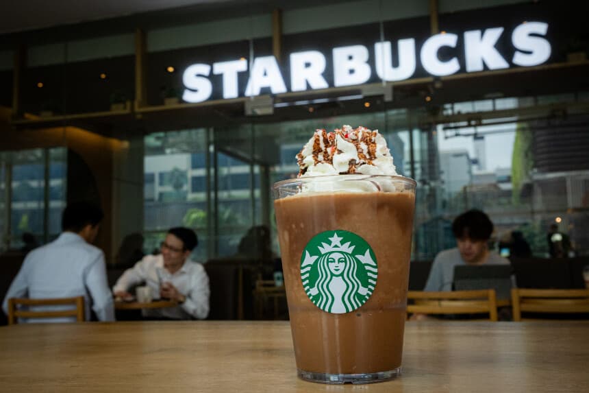 BANGKOK, TAILANDIA - 20 DE NOVIEMBRE: Un frappuccino de menta y moca en Starbucks, en el centro comercial CentralWorld, el 20 de noviembre de 2025 en Bangkok, Tailandia. Las cadenas internacionales de café como Starbucks, Tim Hortons y The Coffee Club se están expandiendo rápidamente por Asia, con sucursales en las principales ciudades y centros comerciales, mientras las marcas globales compiten por aprovechar la creciente cultura del café en la región. (Foto de Lauren DeCicca/Getty Images).