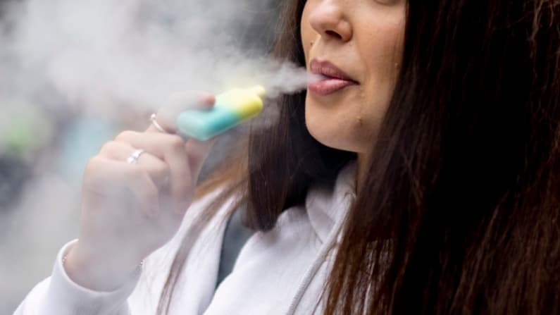 Carteles convierten vapeo y tabaco ilícito en su motor financiero en México, según informe