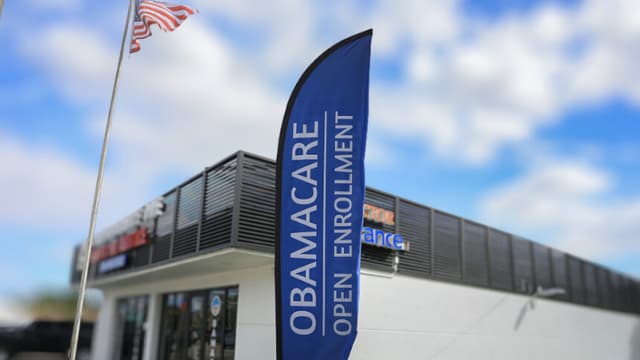 Un cartel de Obamacare frente a una agencia de seguros el 12 de noviembre de 2025 en Miami, Florida. (Foto de Joe Raedle/Getty Images)