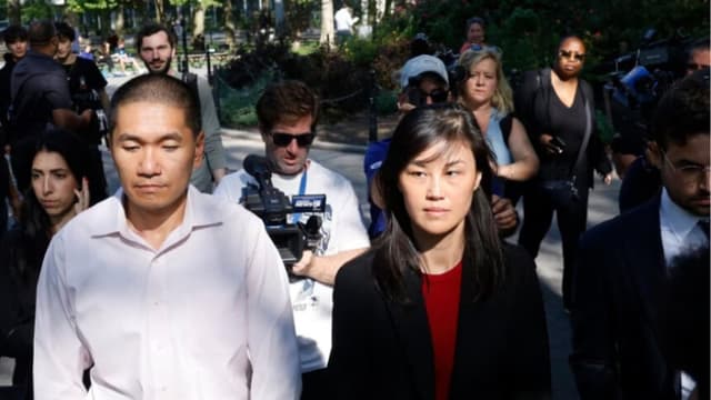 La exasesora de la gobernadora de Nueva York, Kathy Hochul, Linda Sun (derecha), y su marido, Christopher Hu, salen del Tribunal Federal de Brooklyn tras su comparecencia en Nueva York el 3 de septiembre de 2024. (Corey Sipkin/AP Photo).