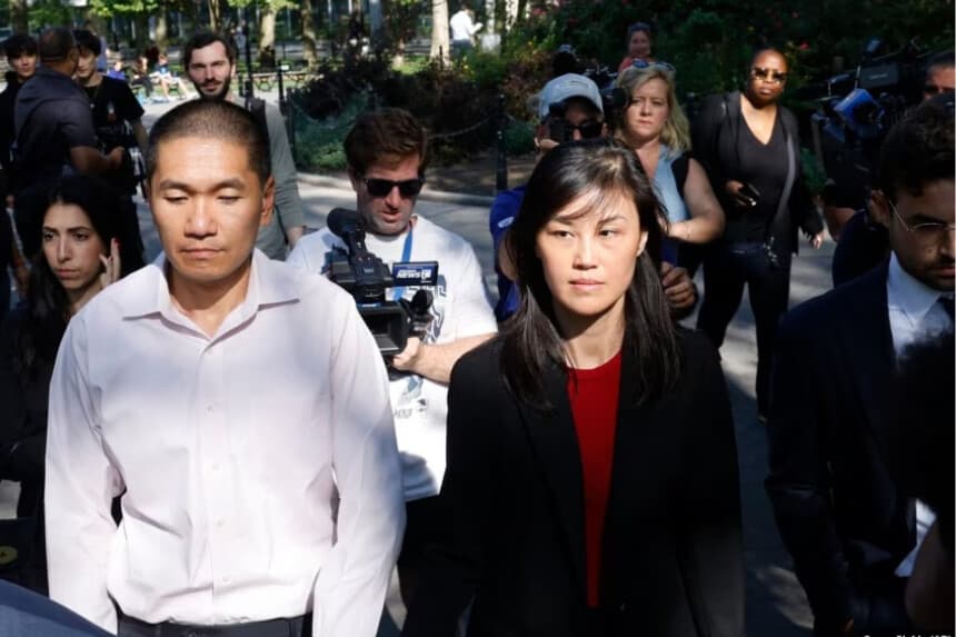 La exasesora de la gobernadora de Nueva York, Kathy Hochul, Linda Sun (derecha), y su marido, Christopher Hu, salen del Tribunal Federal de Brooklyn tras su comparecencia en Nueva York el 3 de septiembre de 2024. (Corey Sipkin/AP Photo).