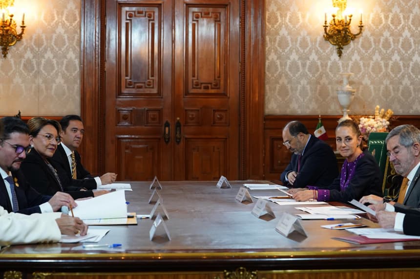 Fotografía cedida por la Presidencia de México, de la mandataria mexicana Claudia Sheinbaum (c-d) y la presidenta de Honduras, Xiomara Castro (c-i) durante una reunión de trabajo este martes en el Palacio Nacional en Ciudad de México (EFE/ Presidencia de México)