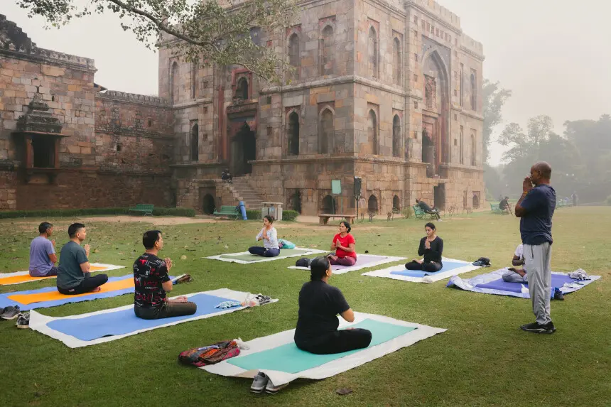 NUEVA DELHI, INDIA - 29 DE OCTUBRE: La gente practica yoga bajo una espesa capa de smog que cubre la capital de la India, Nueva Delhi, el miércoles 29 de octubre de 2025 en Nueva Delhi, India. Delhi vuelve a estar cubierta por un smog peligroso tras el festival de Diwali, ya que los niveles de contaminación alcanzan las categorías de "muy malo" y "grave", con índices de calidad del aire que superan con creces los límites de seguridad. La crisis, provocada por el uso de petardos, las emisiones y la quema estacional de residuos agrícolas, ha dado lugar a medidas de emergencia como la siembra de nubes. (Foto de Elke Scholiers/Getty Images).