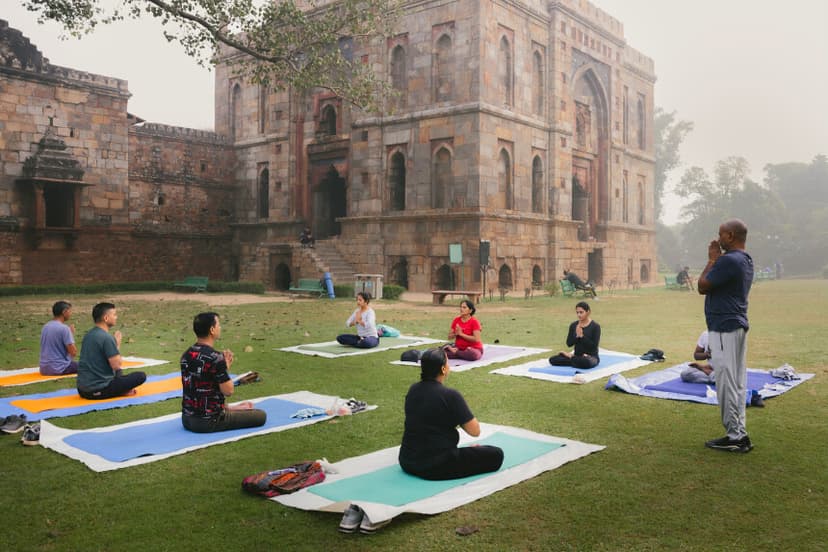NUEVA DELHI, INDIA - 29 DE OCTUBRE: La gente practica yoga bajo una espesa capa de smog que cubre la capital de la India, Nueva Delhi, el miércoles 29 de octubre de 2025 en Nueva Delhi, India. Delhi vuelve a estar cubierta por un smog peligroso tras el festival de Diwali, ya que los niveles de contaminación alcanzan las categorías de "muy malo" y "grave", con índices de calidad del aire que superan con creces los límites de seguridad. La crisis, provocada por el uso de petardos, las emisiones y la quema estacional de residuos agrícolas, ha dado lugar a medidas de emergencia como la siembra de nubes. (Foto de Elke Scholiers/Getty Images).