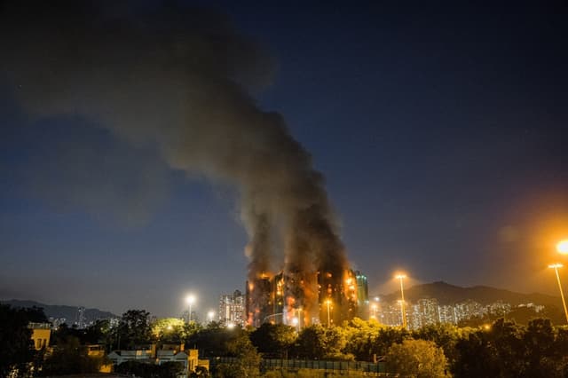 El incendio de varios bloques de viviendas en el distrito de Tai Po en Hong Kong. (EFE/EPA/LEUNG MAN HEI)
