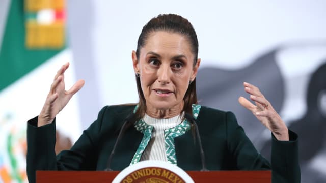 La presidenta de México, Claudia Sheinbaum, habla este miércoles durante una rueda de prensa en el Palacio Nacional en Ciudad de México (EFE/ Mario Guzmán)
