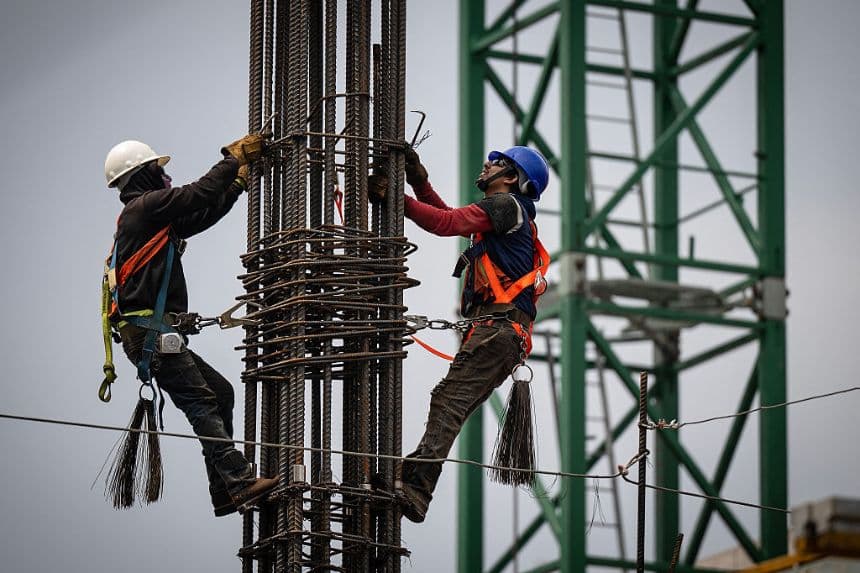 Trabajadores fijan encofrados de hierro entre los pilares de los cimientos en una obra en Ciudad de México, el 15 de julio de 2025. (CARL DE SOUZA/AFP a través de Getty Images)