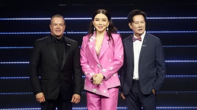 Fotografía de archivo tomada en Bangkok, Tailandia, el 13 de marzo de 2025 que muestra al presidente de Miss Universo, Raúl Rocha Cantú; la directora ejecutiva de Miss Universo, Anne Jakrajutatip; y el director ejecutivo de Miss Grand International Public Company Limited y presidente de Miss Universo Tailandia 2025, Nawat Itsaragrisil. (EFE/EPA/NARONG SANGNAK)