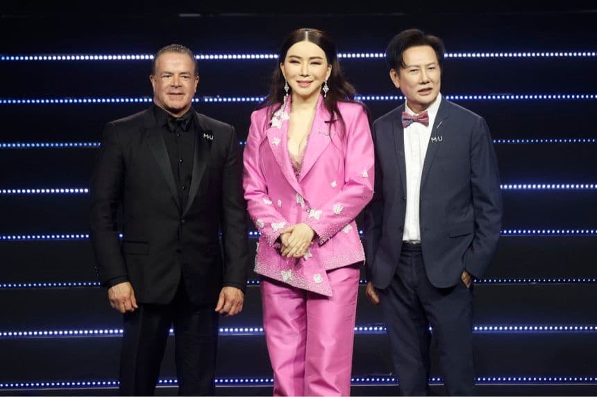 Fotografía de archivo tomada en Bangkok, Tailandia, el 13 de marzo de 2025 que muestra al presidente de Miss Universo, Raúl Rocha Cantú; la directora ejecutiva de Miss Universo, Anne Jakrajutatip; y el director ejecutivo de Miss Grand International Public Company Limited y presidente de Miss Universo Tailandia 2025, Nawat Itsaragrisil. (EFE/EPA/NARONG SANGNAK)