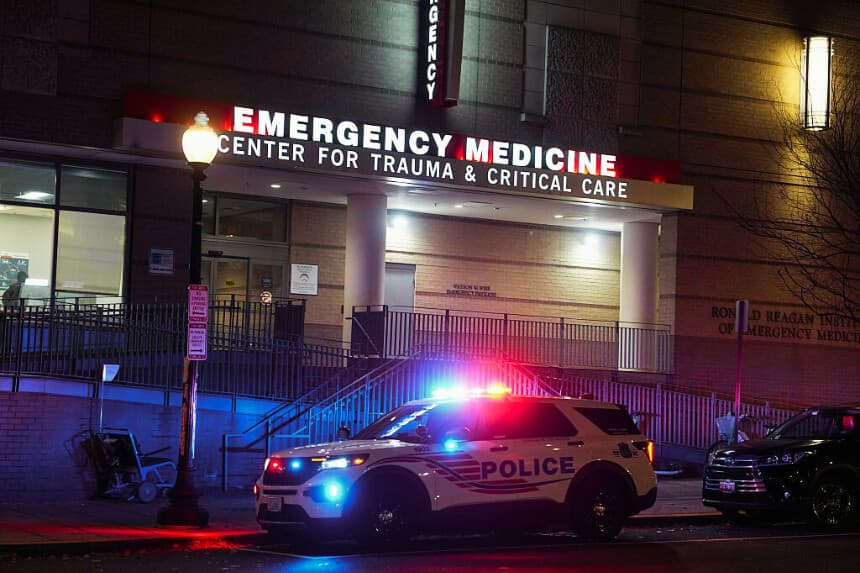 Un vehículo de las fuerzas del orden estacionado frente al Hospital Universitario George Washington el 26 de noviembre de 2025 en Washington, DC. Dos miembros de la Guardia Nacional de Virginia Occidental fueron tiroteados a pocas manzanas de la Casa Blanca en lo que las autoridades califican como un tiroteo selectivo. (Andrew Leyden/Getty Images)