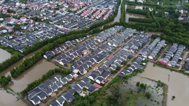 Imagen aérea de la ciudad indonesia de Banda Aceh, en el norte de la isla de Sumatra, afectada por las inundaciones.
(EFE/EPA/HOTLI SIMANJUNTAK)