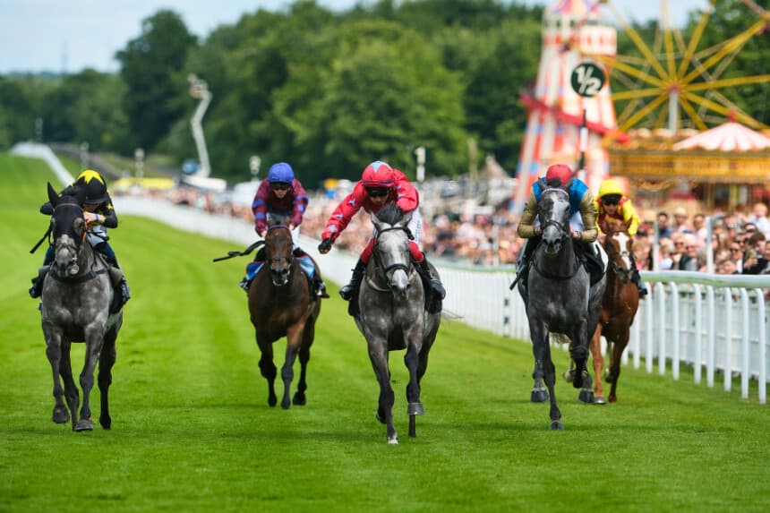 CHICHESTER, INGLATERRA - 8 DE JUNIO: Jack Dace, montando a Mister Bluebird (rojo), gana la carrera The Goodwood Horseracing Club Membership Handicap en el hipódromo de Goodwood el 8 de junio de 2025 en Chichester, Inglaterra. (Foto de Alan Crowhurst/Getty Images).