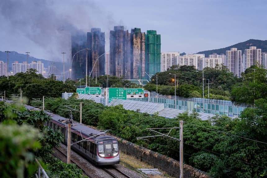 Imagen de la urbanización incendiada en Hong Kong, China. (EFE/EPA/LEUNG MAN HEI)