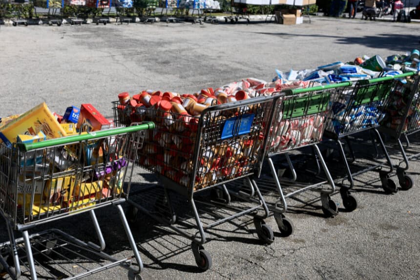 Carritos llenos de alimentos esperan a ser entregados a personas necesitadas en el banco de alimentos Curley's House Food Bank, días antes de que expiren las prestaciones del Programa de Asistencia Nutricional Suplementaria (SNAP) debido al cierre del gobierno federal el 30 de octubre de 2025 en Miami, Florida. (Foto de Joe Raedle/Getty Images)
