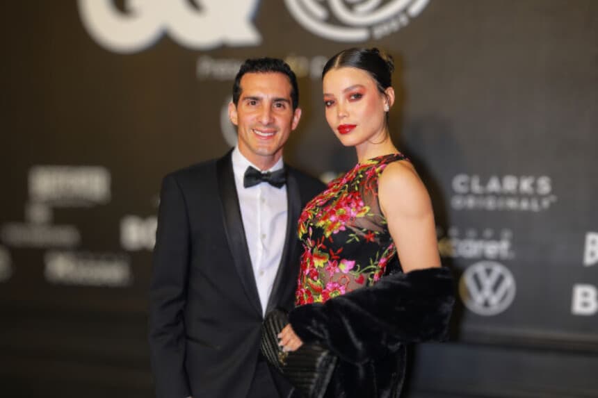 Rommel Pacheco (izquierda) y Lylo Fa (derecha) posan para una foto durante la alfombra negra de «GQ 2022 Hombres del Año» en General Prim 30 el 22 de noviembre de 2022 en Ciudad de México. (Manuel Velásquez/Getty Images)