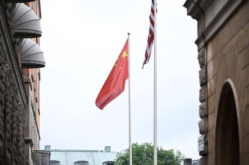 Las banderas de Estados Unidos y China ondean frente a la sede del Gobierno sueco en Rosenbad, Estocolmo, Suecia, el 29 de julio de 2025. (FREDRIK SANDBERG/TT News Agency/AFP a través de Getty Images)